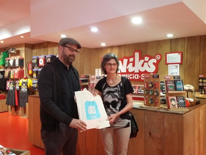 El alcalde de Santiago, Martiño Noriega, entrega el obsequio a 'Nikis'