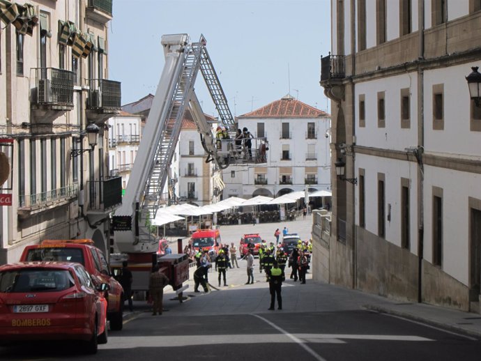Imagen del simulacro de incendio en el Ayuntamiento de Cáceres