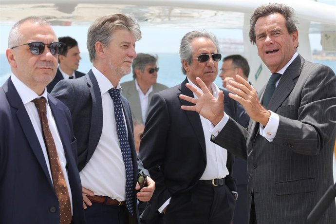 El alcalde de Zaragoza, Pedro Santisteve, en la terminal marítima de Barcelona