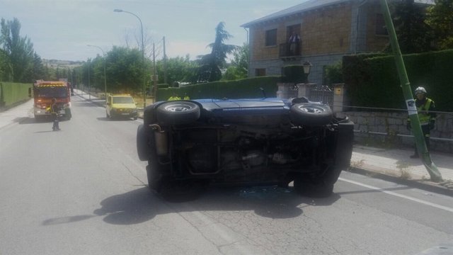 Imagen del vehículo tras colisionar con la farola