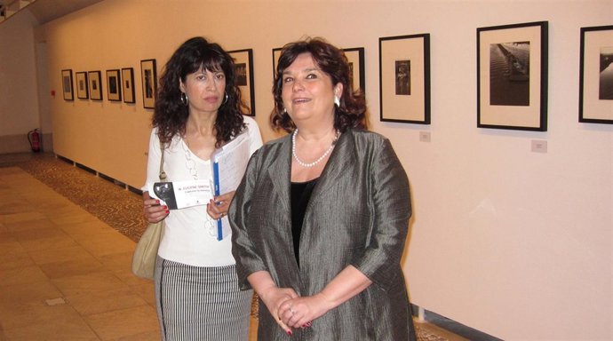 La concejal Ana Redondo junto a la comisaria Enrica Viganó, en la exposición
