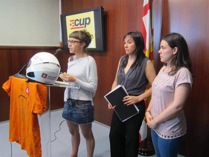 La concejal María Rovira con trabajadores del servicio de teleasistencia