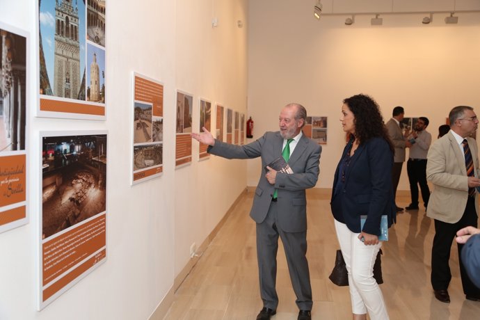 Fernando Rodríguez presenta una guía y exposición del patrimonio sevillano 