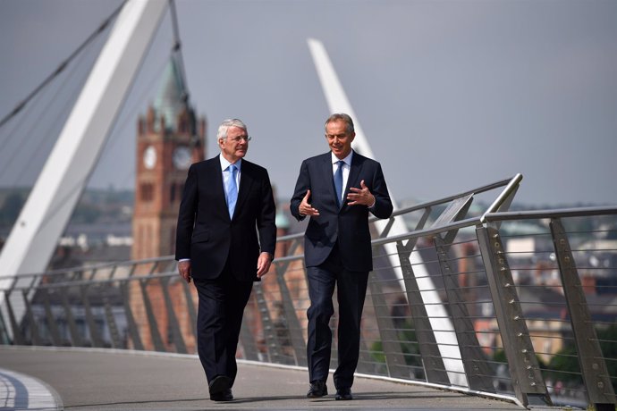 Los ex primeros ministros británicos John Major y Tony Blair