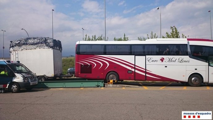 Denunciados en Girona dos conductores de autocar que viajaban con exceso de peso