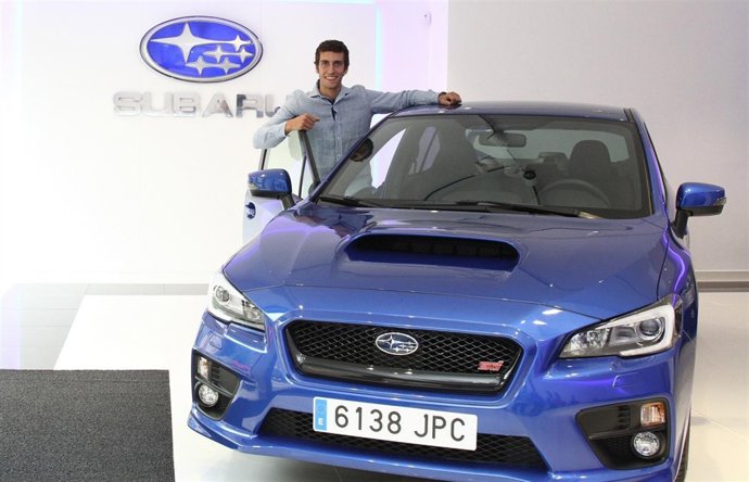 Alex Rins en un acto de Subaru