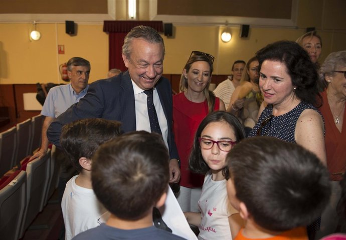 Muriel charla con algunos niños en la presentación de 'Cuentos para Mateo'.