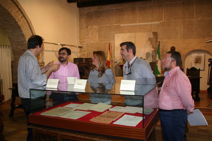 Inauguración de la muestra sobre Alcalá la Real en el Archivo Provincial.