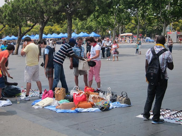 Manteros en la zona portuaria de Barcelona