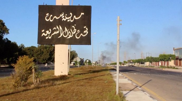 Cartel a la entrada de Sirte, "bajo la sombra de la sharia"
