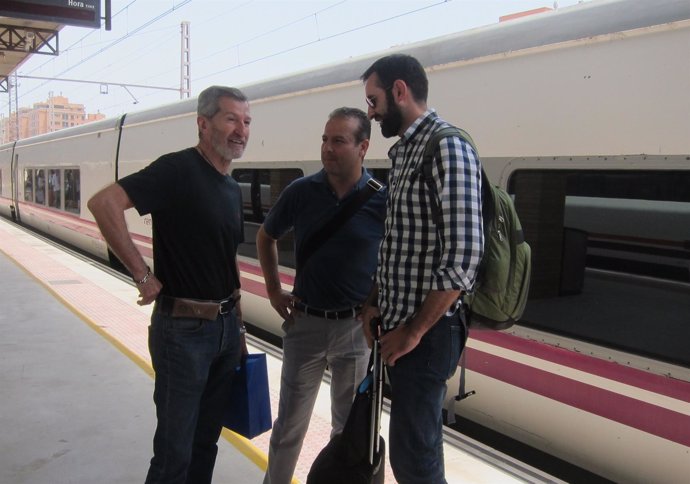El candidato de Podemos Julio Rodríguez llega a la Estación de Almería