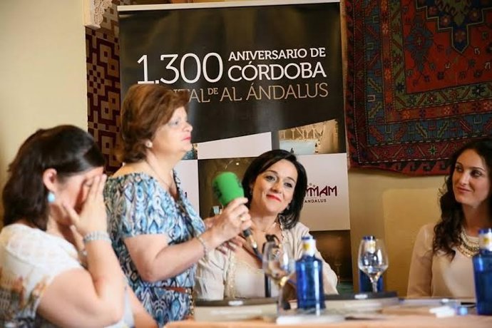 Gómez (dcha.) participa en la mesa redonda