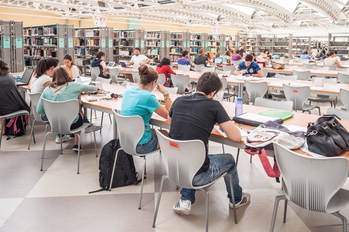 Alumnos estudiando en la biblioteca de la Universidad Pablo de Olavide