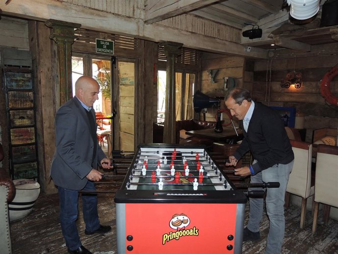 Juan Señor y Víctor Muñoz jugando al futbolín  