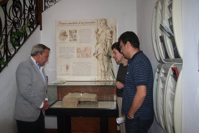 Alcalde (izda.) durante su visita al Archivo Histórico Provincial