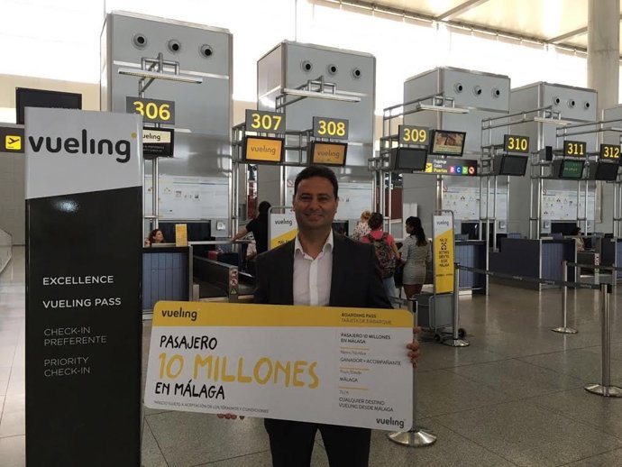 Pasajero 10 millones de Vueling en el aeropuerto de Málaga