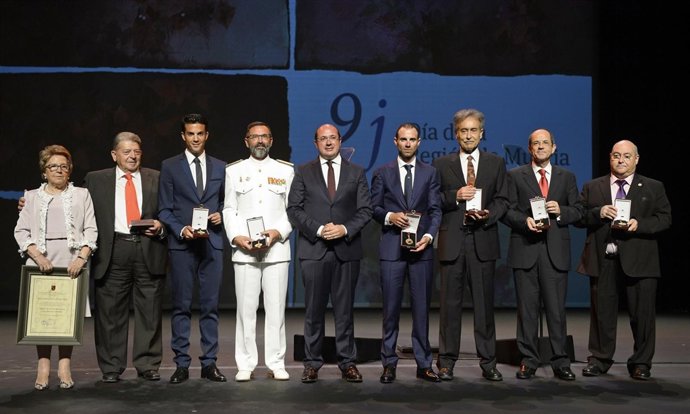 Pedro Antonio Sánchez  junto a los galardonados con motivo del Día de la Región 