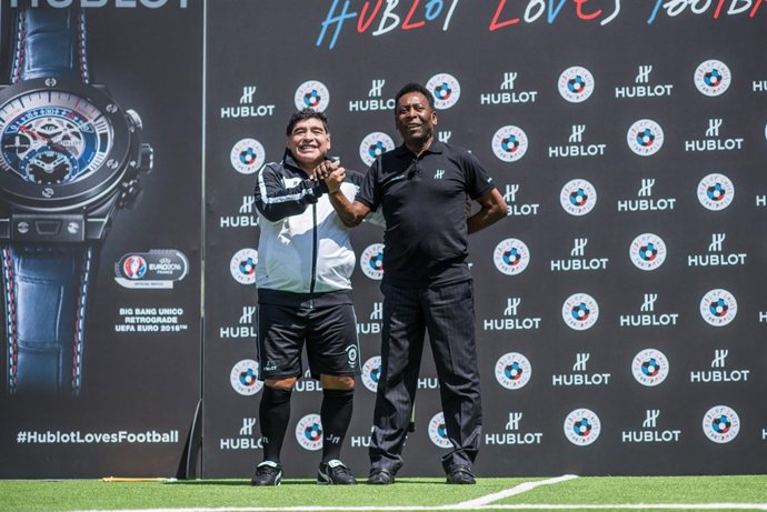 Pelé y Maradona hacen las paces en París