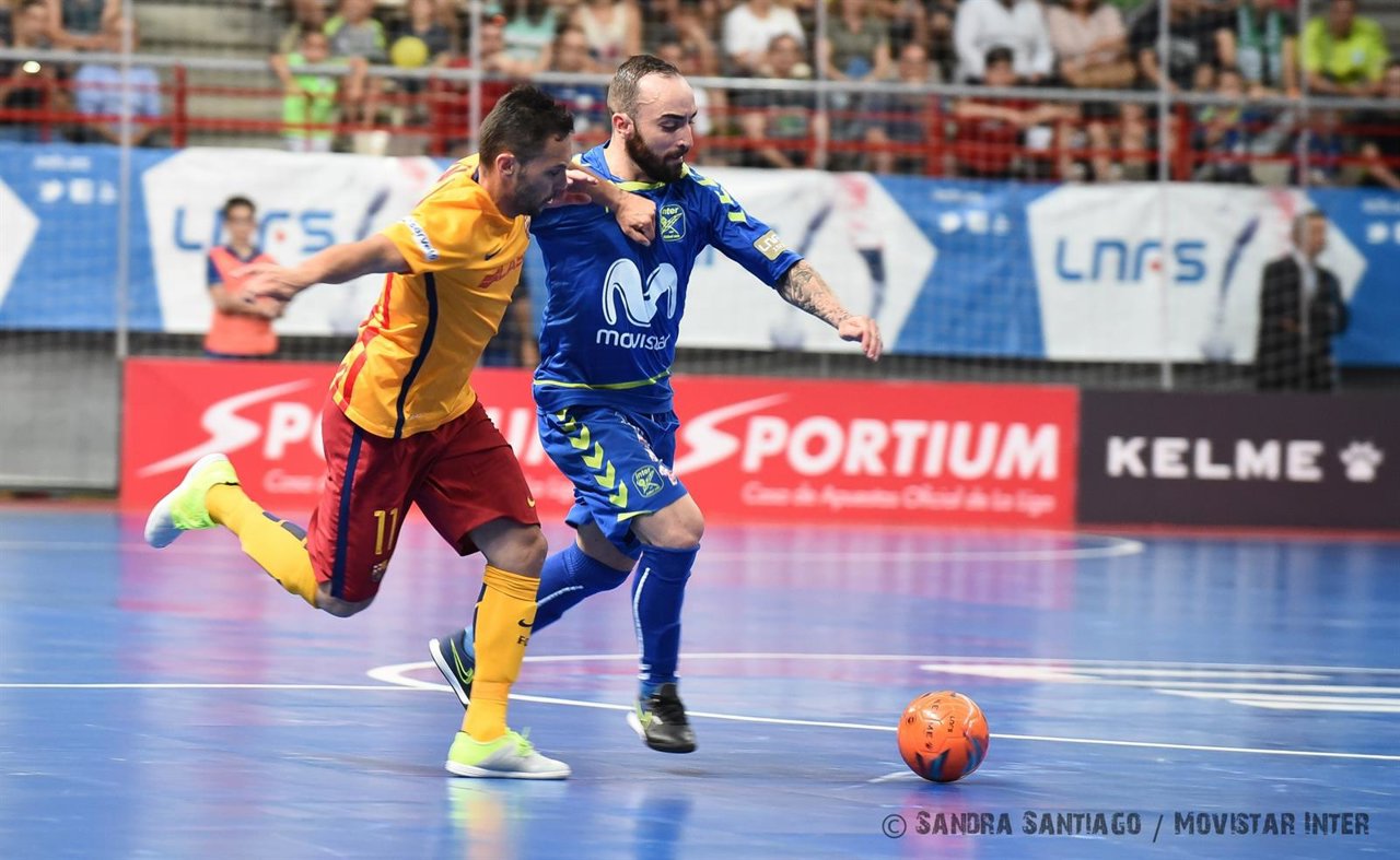 Ricardinho conduce un balón