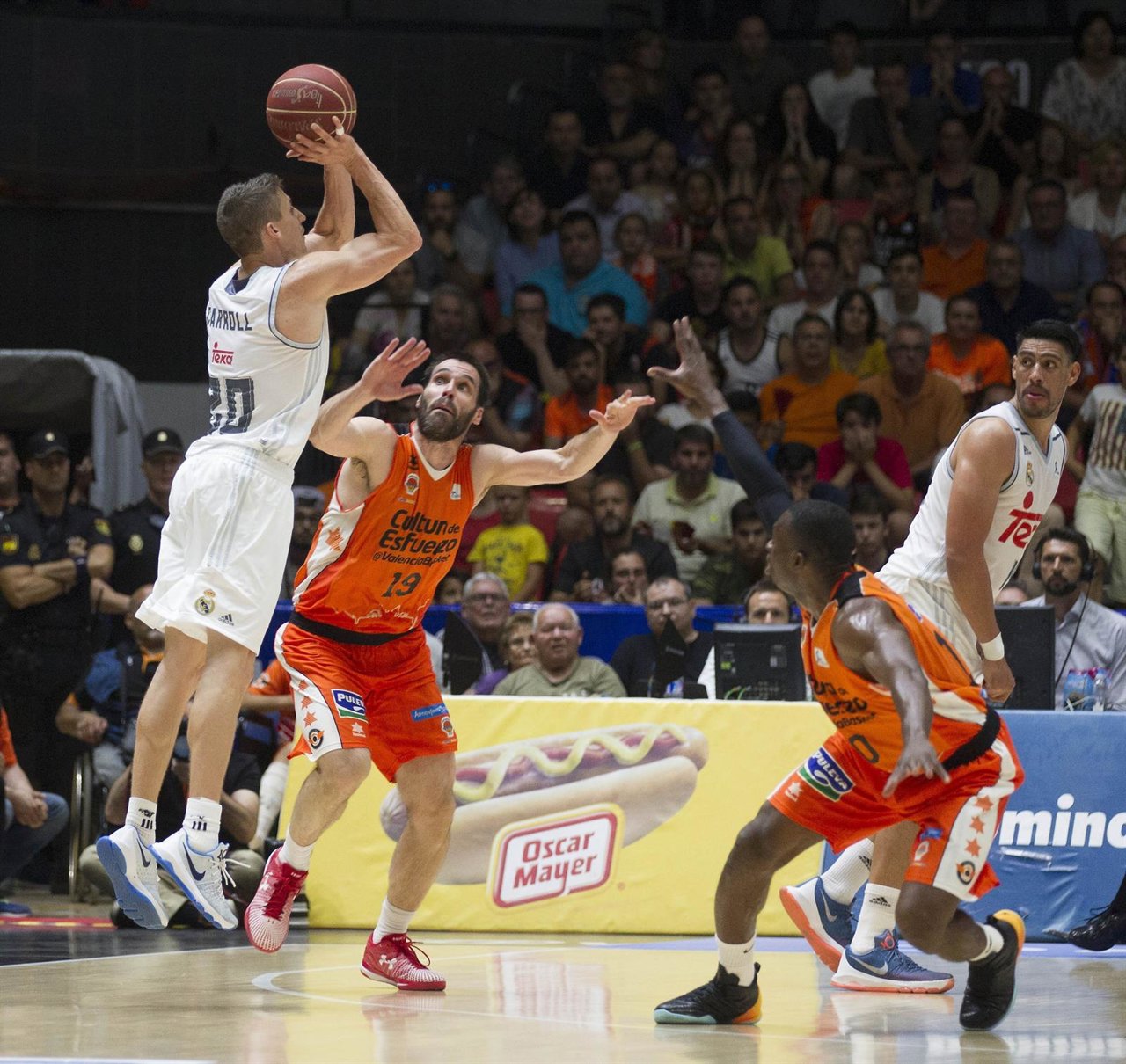 Jaycee Carroll lanza a canasta