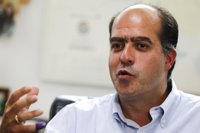 El diputado de la MUD Julio Borges, intervenido después de ser agredido en una protesta