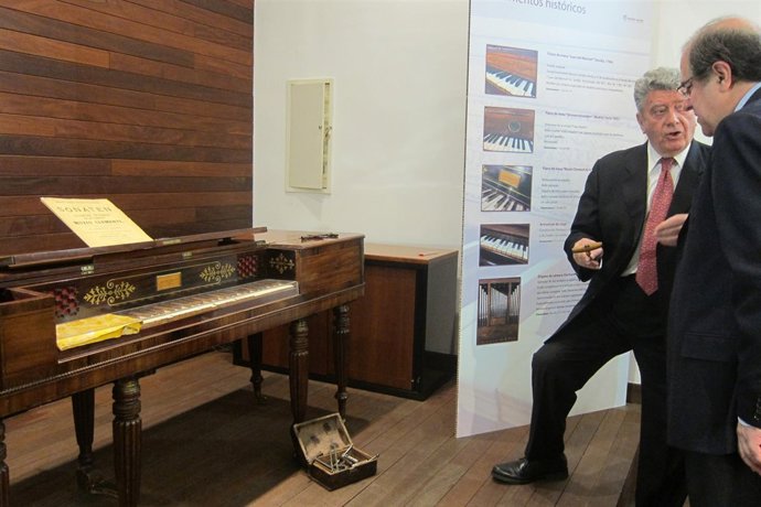 Antonio Baciero explica a Herrera algunos de los instrumentos de la muestra