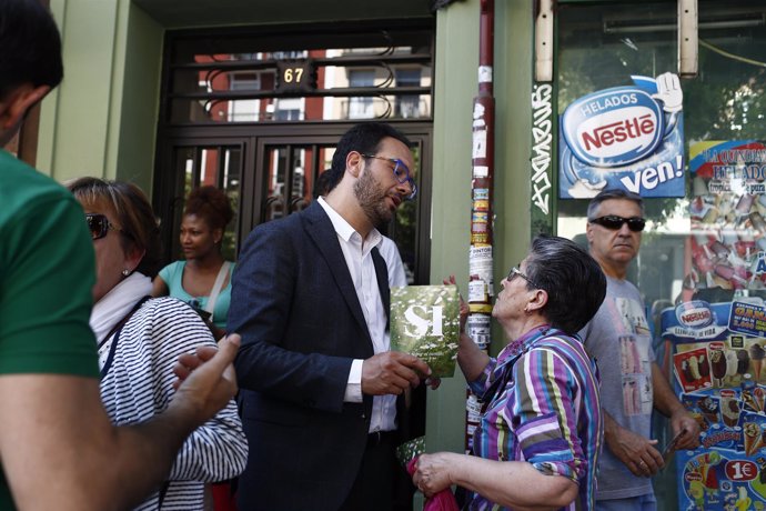 Antonio Hernando reparte propaganda electoral en Madrid