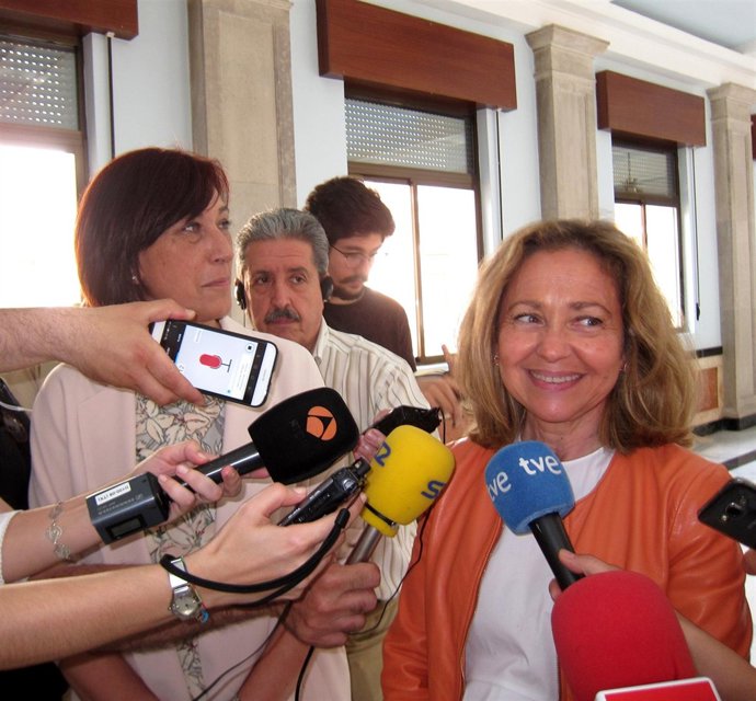 Esther Pérez (izda) junto a la Fiscal General del Estado, Consuleo Madrigal. 