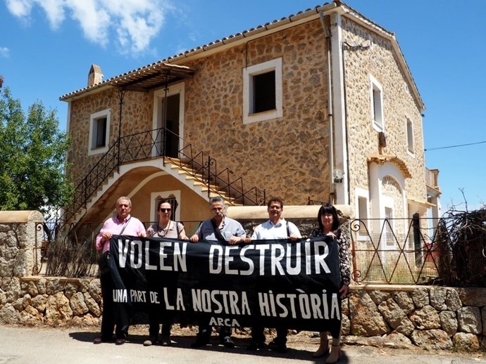 Miembros de ARCA ante la casa de Falla      