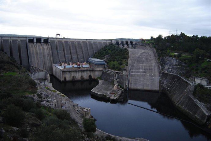 Presa y central hidroeléctrica del pantano de Alcántara