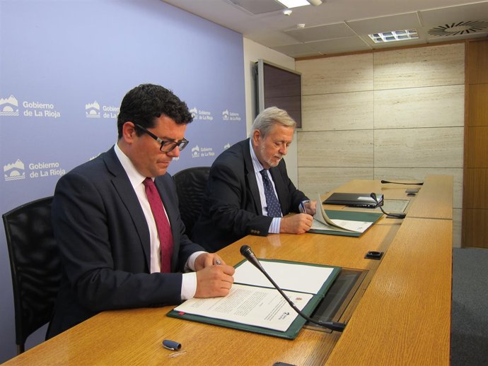Firma convenio entre Alfonso Domínguez y Antonio Beteta