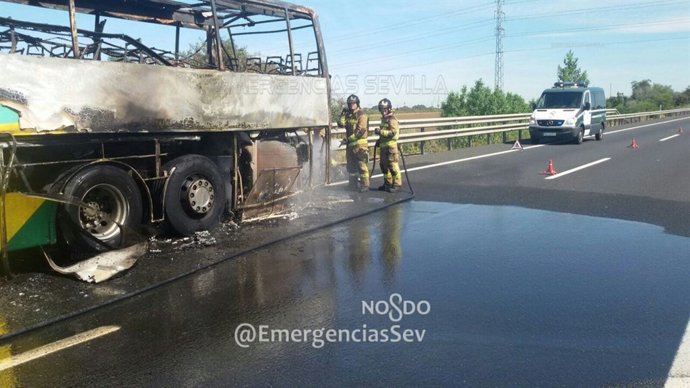 Autobús incendiado en la A-4.