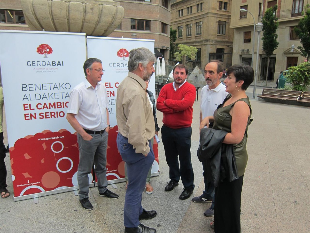 Daniel Innerarity con otros miembros de Geroa Bai.