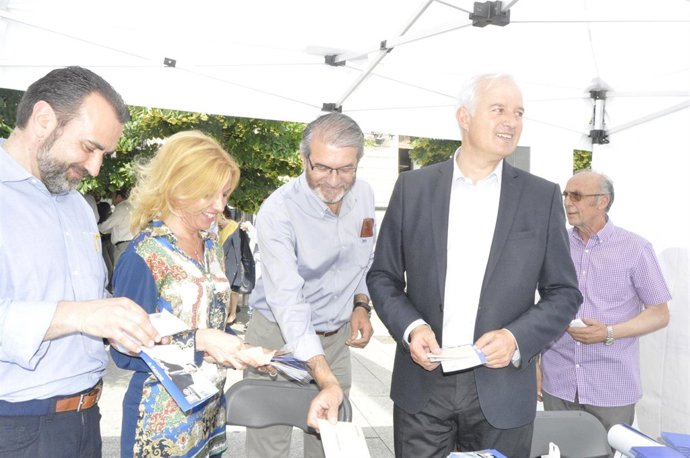 Eloy Suárez (PP) y Rosa Santos (PAR) han repartido propaganda electoral.