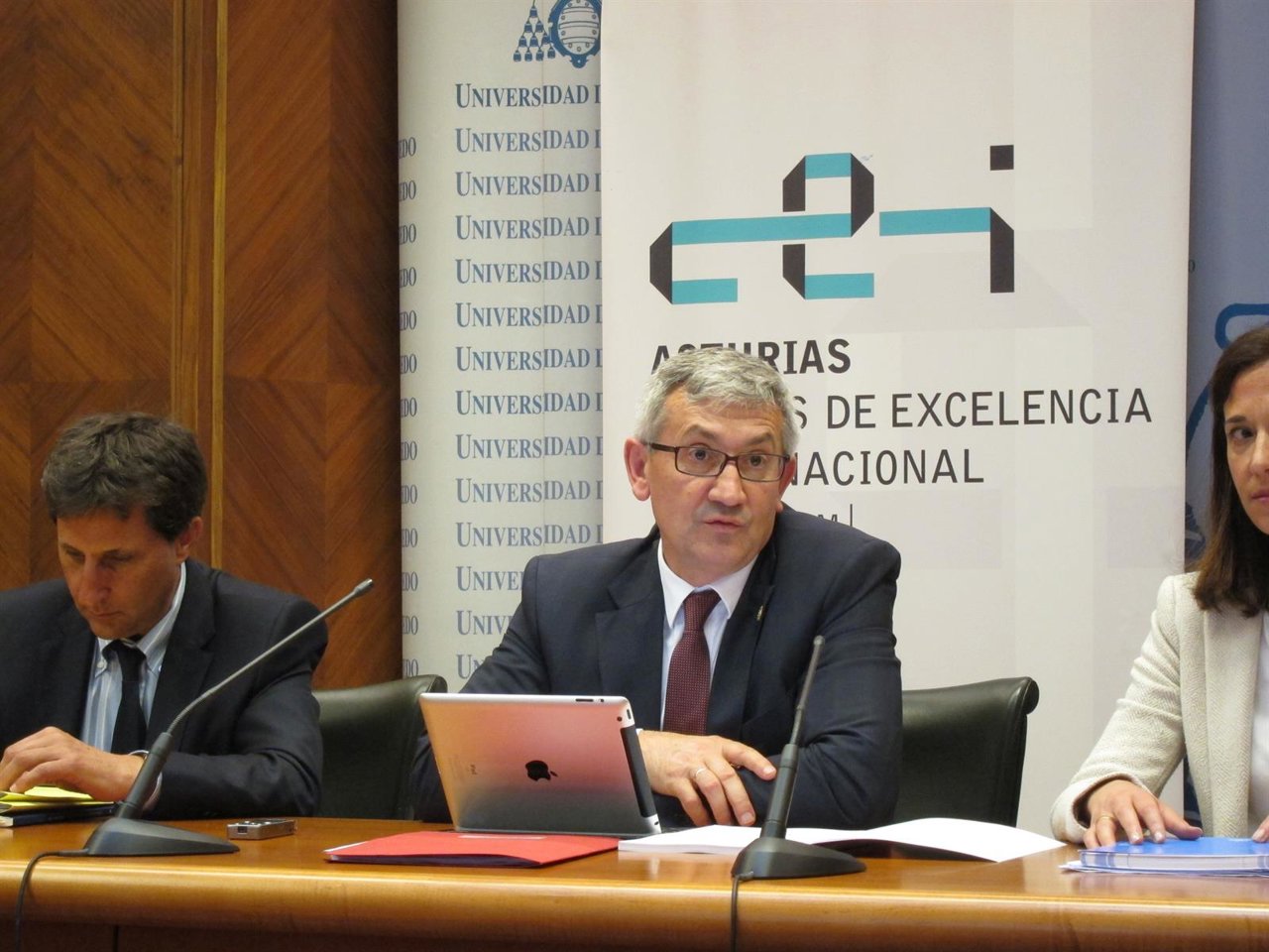 El rector de la Universidad de Oviedo, Santiago García Granda