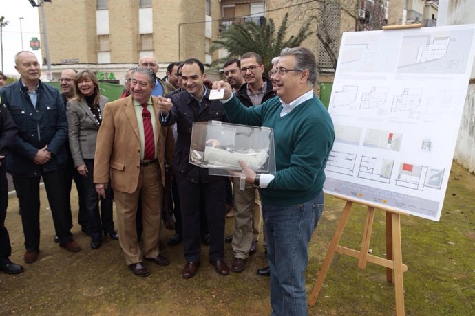 El alcalde de Sevilla, en el inicio de las obras de la comisaría de Bellavista