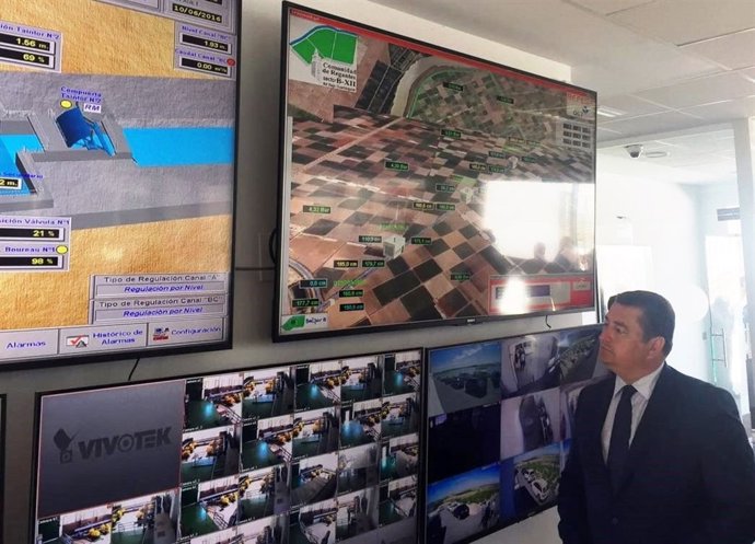 El delegado del Gobierno en Andalucía, Antonio Sanz, observa el proyecto