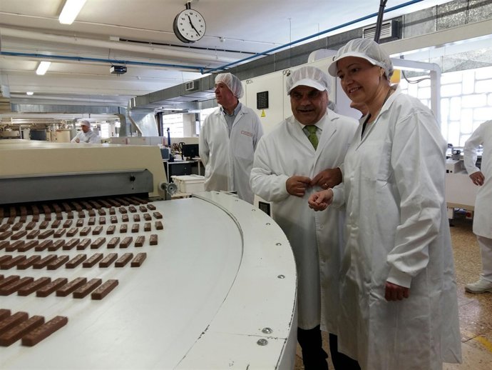 Marta Gastón visita la planta de producción que Chocolates Valor en Ateca