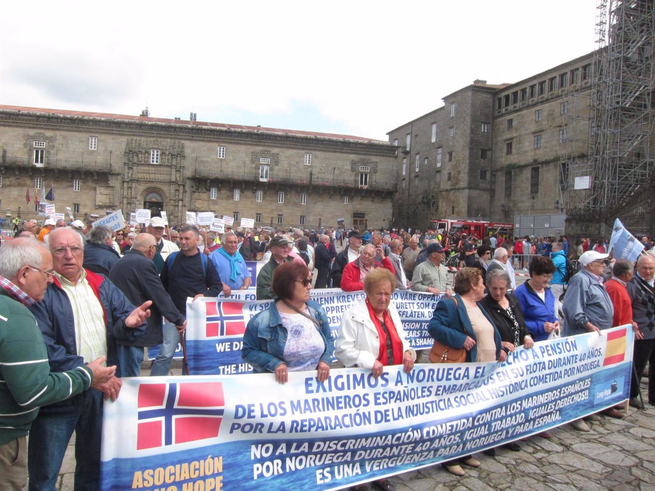 Marinos de Long Hope en una protesta en el Obradoiro con emigrantes retornados