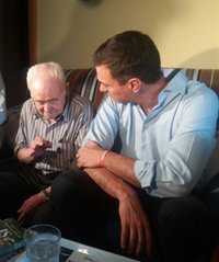 Pedro Sánchez se mete hasta la cocina para pedir el voto y animar a los socialistas