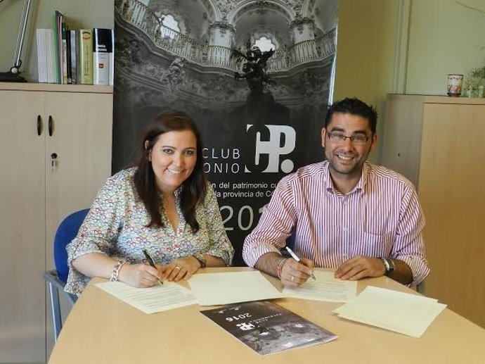 Carrillo durante la firma del convenio