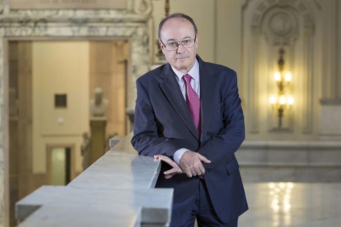 NP Y FOTO. El Gobernador Del Banco De España, Luis María Linde, Próximo Protagon