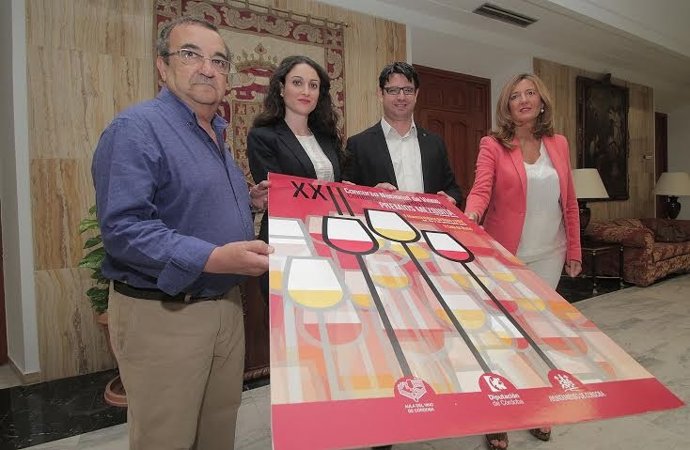 Gómez y García (centro) durante la presentación del concurso