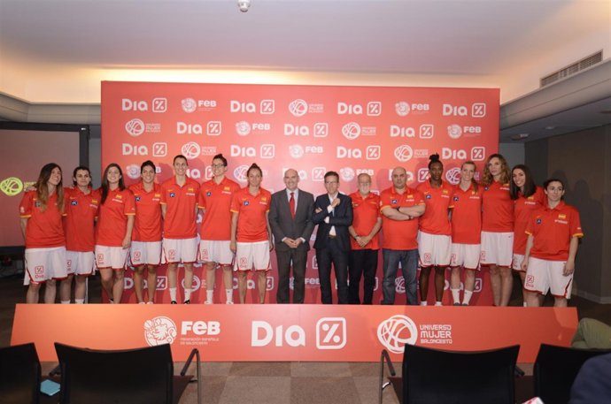 Foto de familia de la selección española de baloncesto feminino