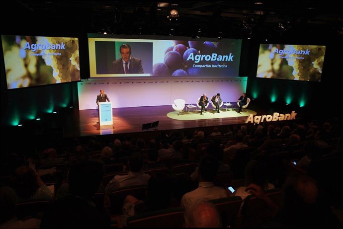 CaixaBank reúne a 300 profesionales para debatir el futuro del sector del vino