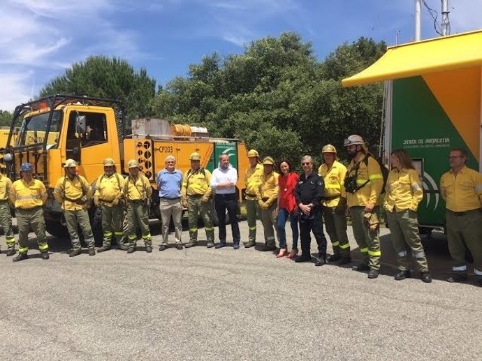 Crespín y Algar junto a miembros del Plan Infoca