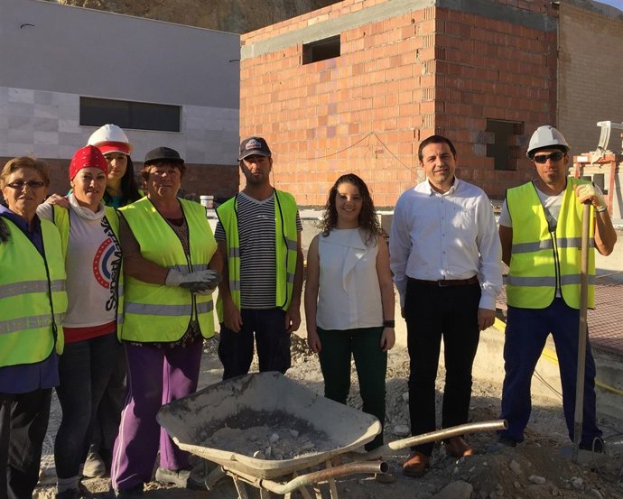 El diputado Guillermo Casquet en las obras del PFEA en Macael.