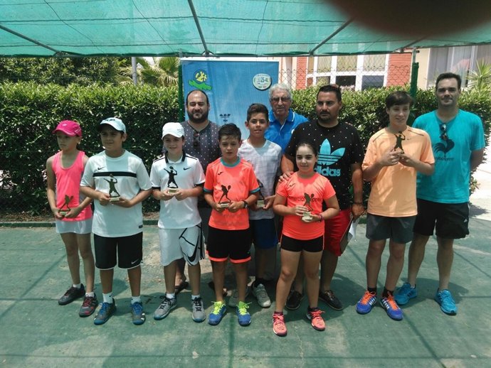 Los participantes en el torneo de tenis de Adra.