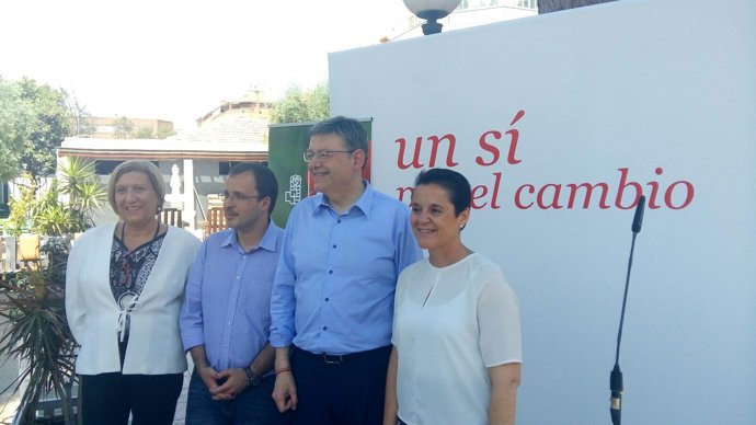 Ximo Puig, segundo por la derecha, junto a Julián López número 1 del PSOE