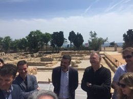 El conseller Santi Vila en las ruinas griegas de Empúries